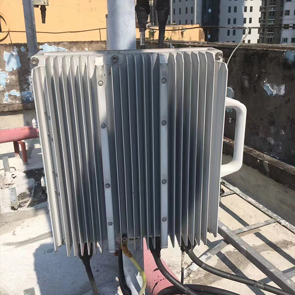 安装户外信号增强器